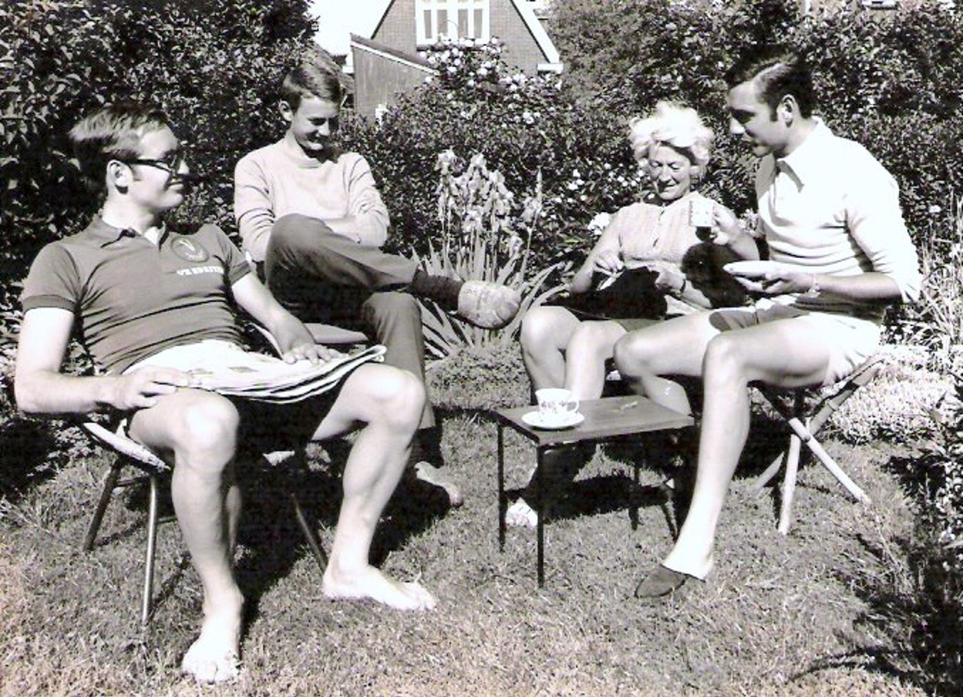 1970 Jeanette Margaretha Jansen Van Der Wal Met Haar 3 Zoons Jan Harrie En André Samen In De Tuin