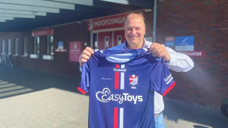 Eric Idema Met Het FC Emmen Shirt Waar Zijn Bedrijf Op Pronkt Rechten RTV Drenthe Rene Posthuma