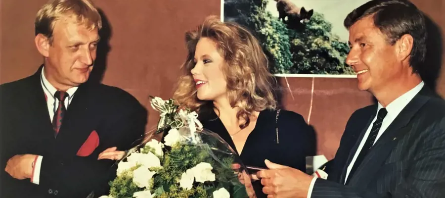 Hoofdfoto PR Manager Ed Blansjaar Miss Universe 1989 Angela Visser En Casino Directeur Zwonco Steiner